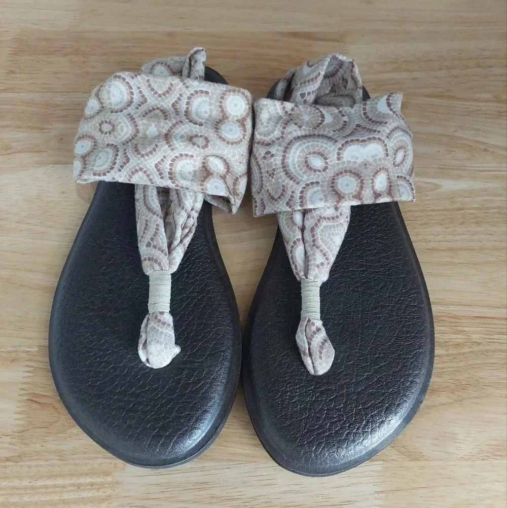 Sanuk yoga mat sling 2 printed Sling back size 8 New Brown Tan Cream Beach